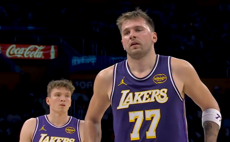 Not very satisfied with the penalty scale! Doncic scored 13 points, 5 rebounds and 3 assists on 4 of 11 shots in the first quarter.