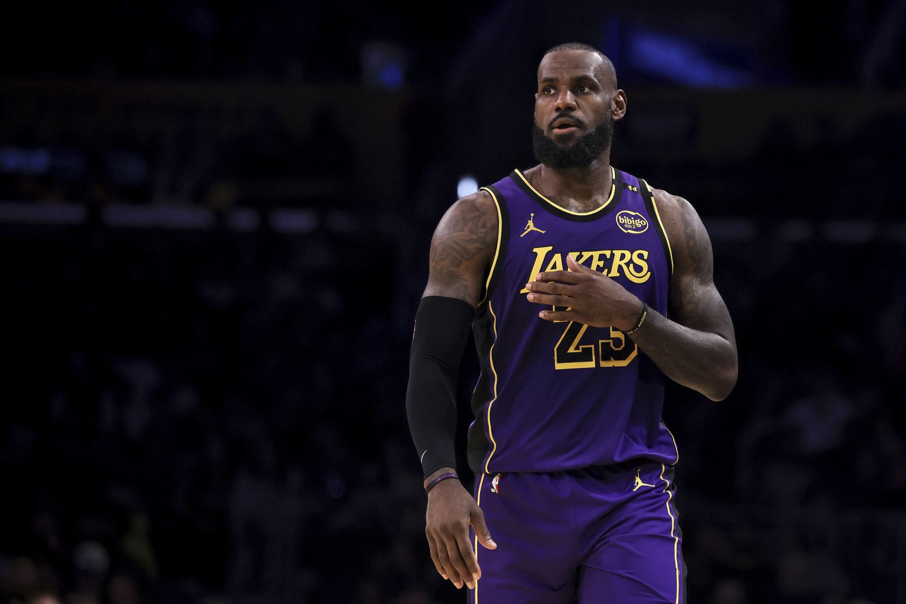 American Journal: James has been absent from the Lakers for 5 consecutive games. If you want to award him, he can miss at most 3 games.